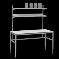 Fast arbeidsbord med oppbygging i bakkant